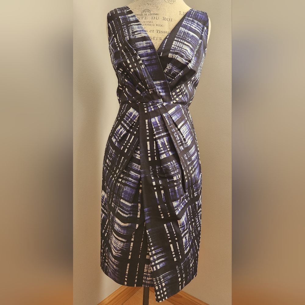 BANANA REPUBLIC V- neck midi dress navy and blue/white pattern in size 4 Tall